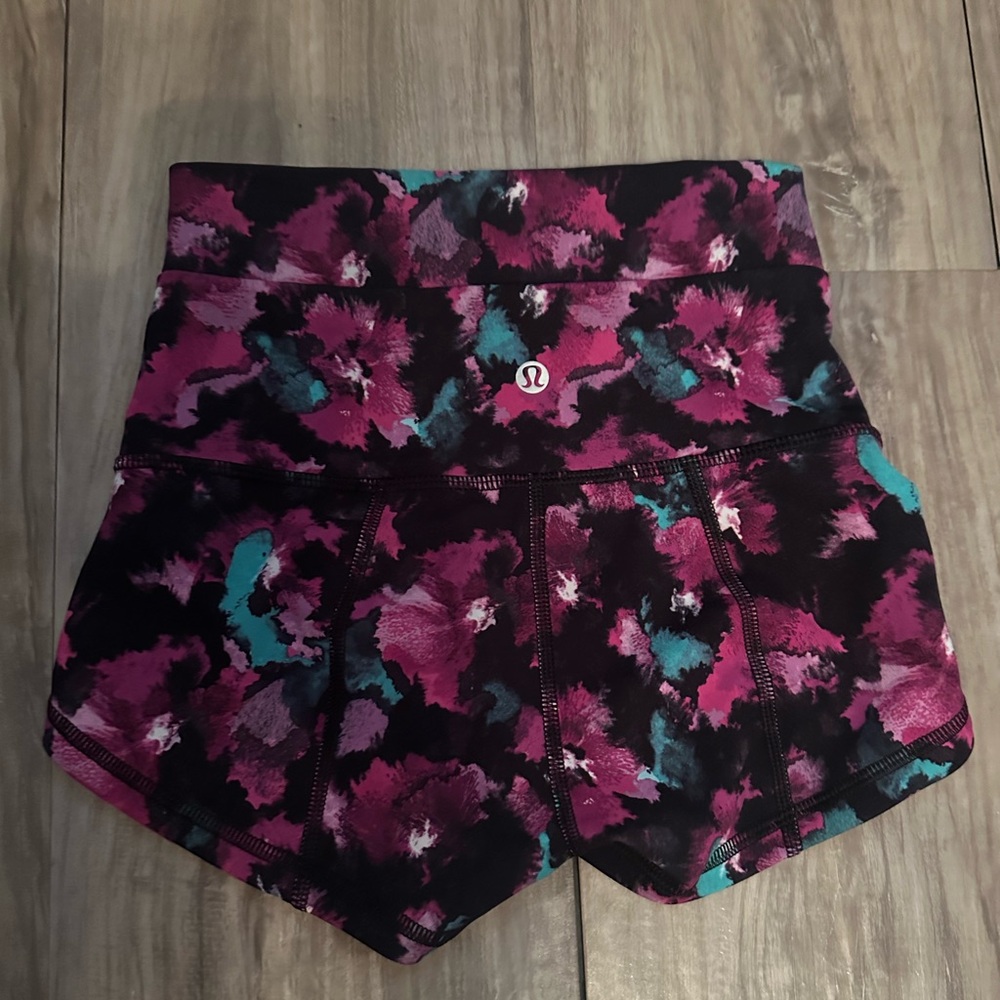 Lululemon Boogie Short Roll Down pink black floral rare high rise Shorts size 0